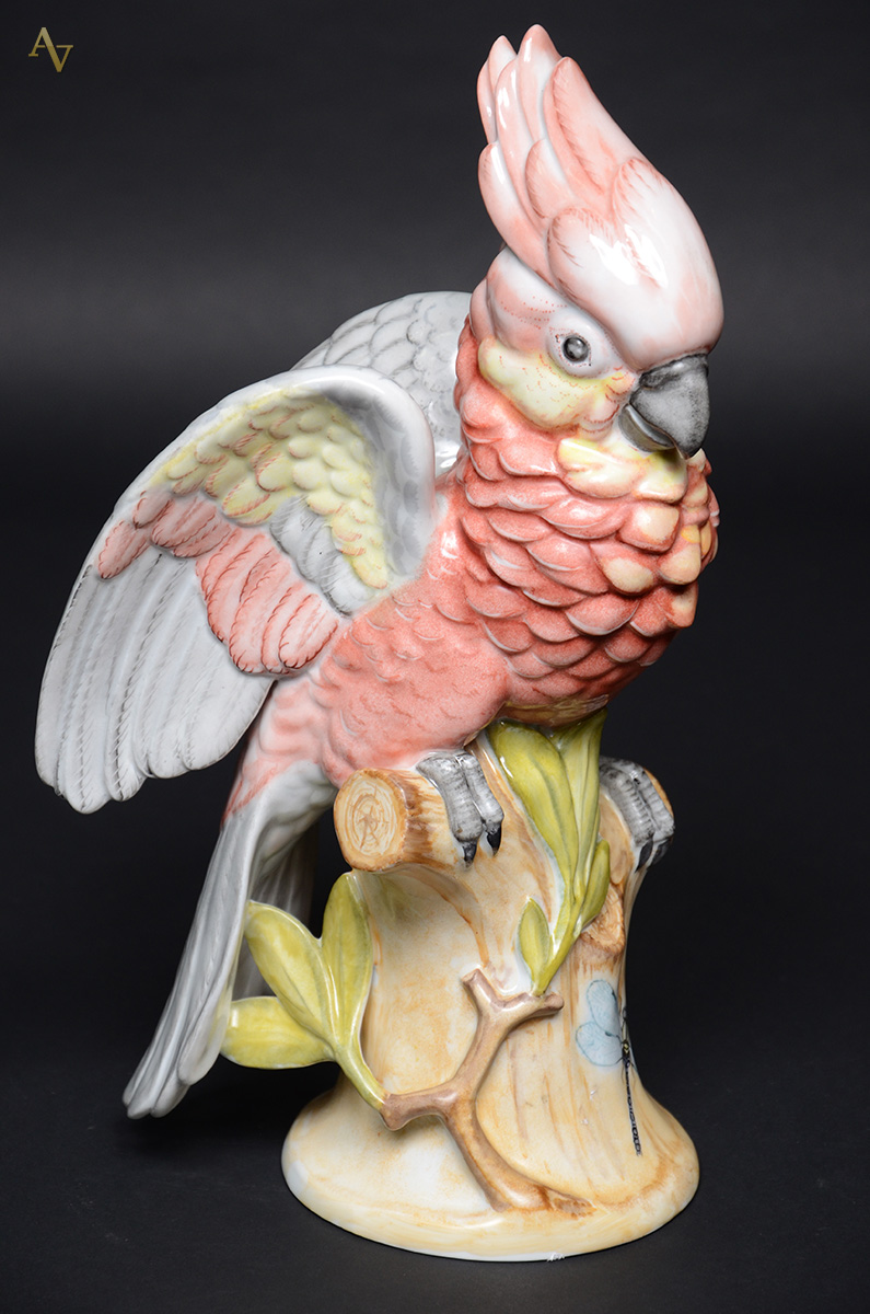 Escultura em porcelana alemã dos anos 40 representando cacatua... - foto 1 de 2