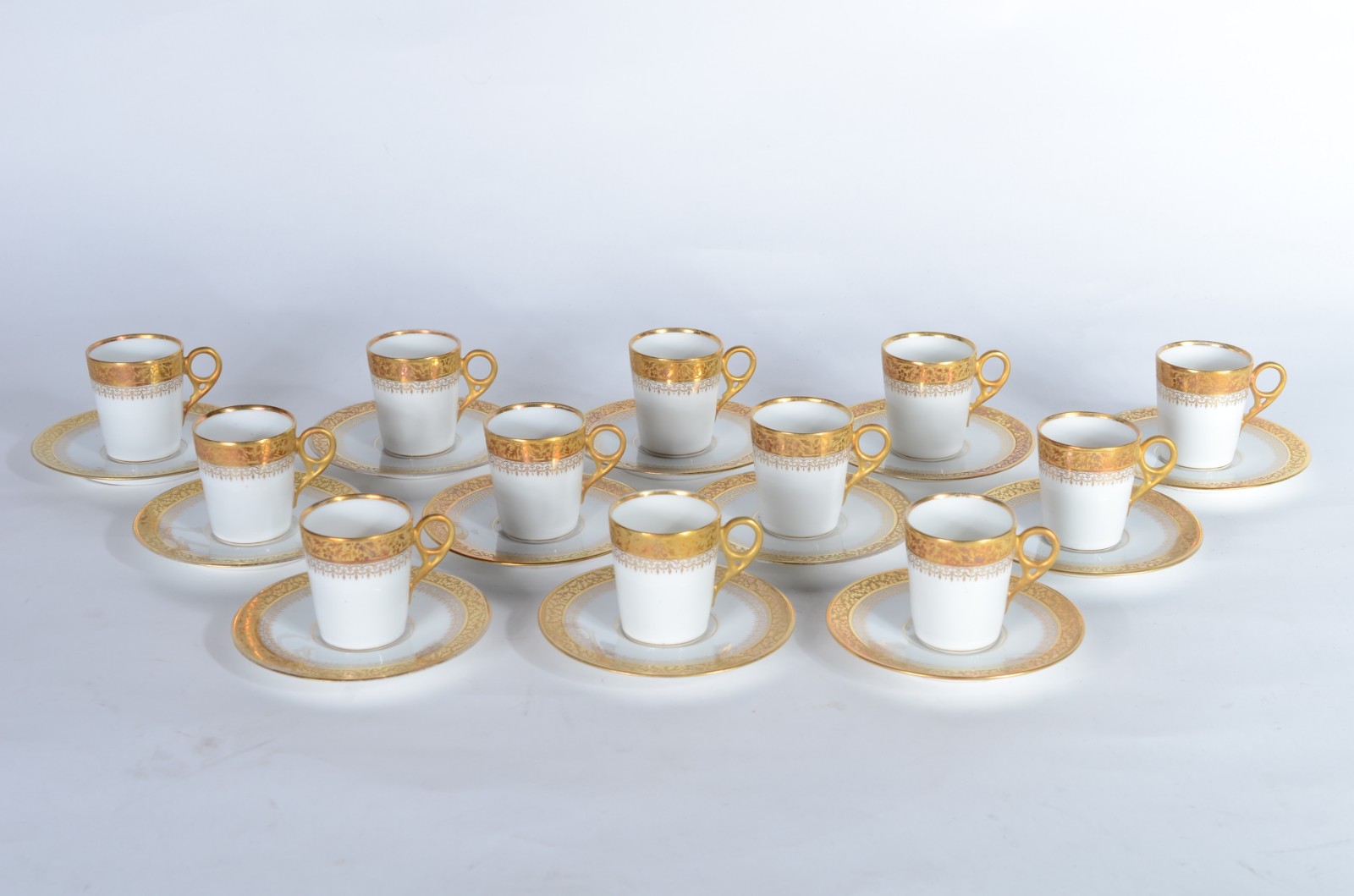 Conjunto com 12 xícaras com pires de porcelana francesa. - foto 1 de 7