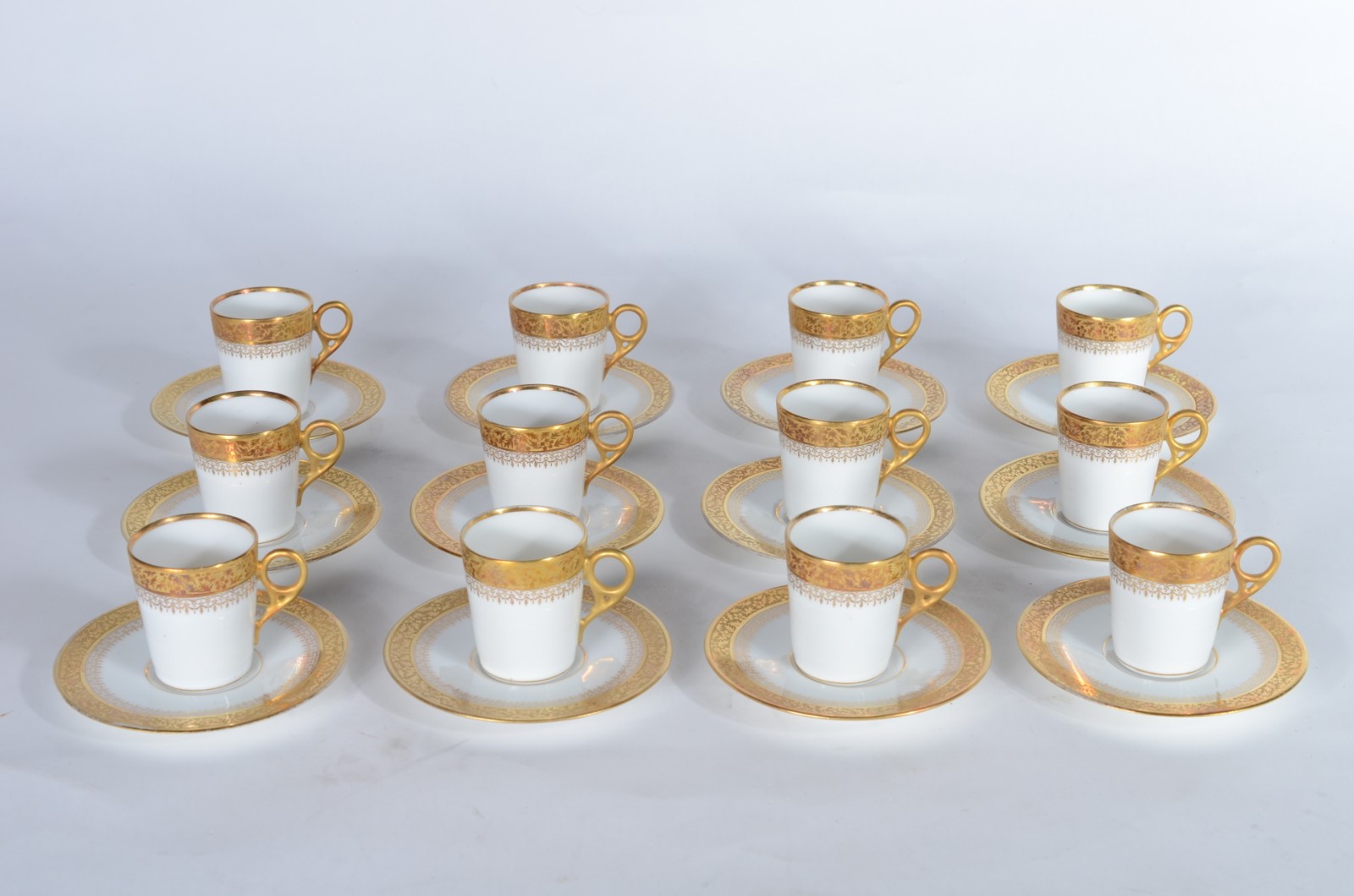 Conjunto com 12 xícaras com pires de porcelana francesa. - foto 2 de 7