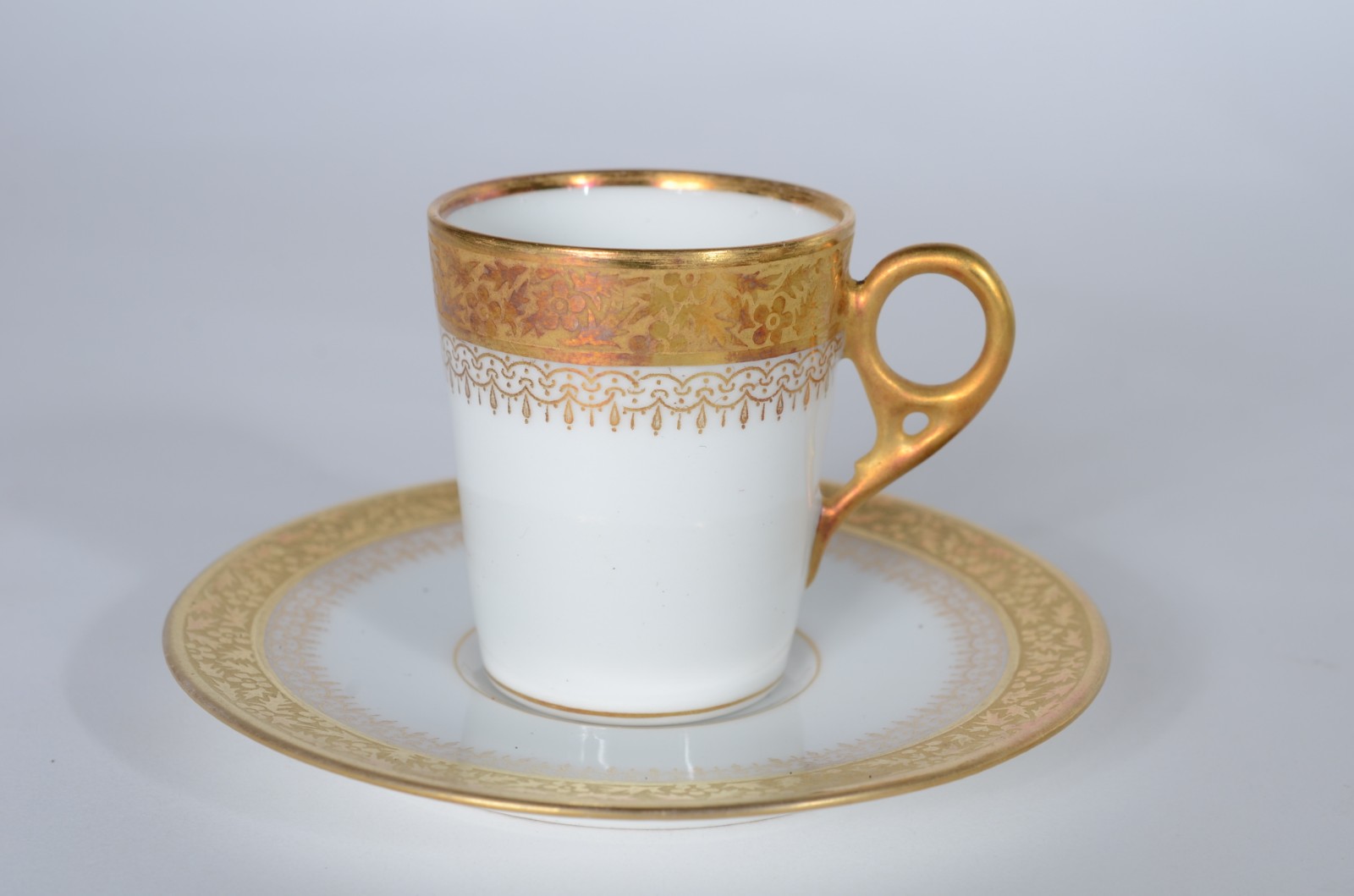 Conjunto com 12 xícaras com pires de porcelana francesa. - foto 3 de 7