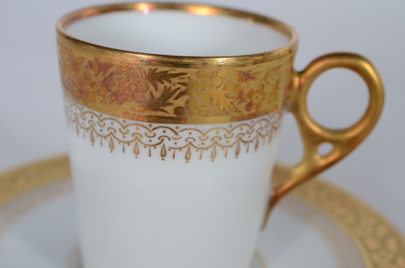 Conjunto com 12 xícaras com pires de porcelana francesa. - foto 4 de 7