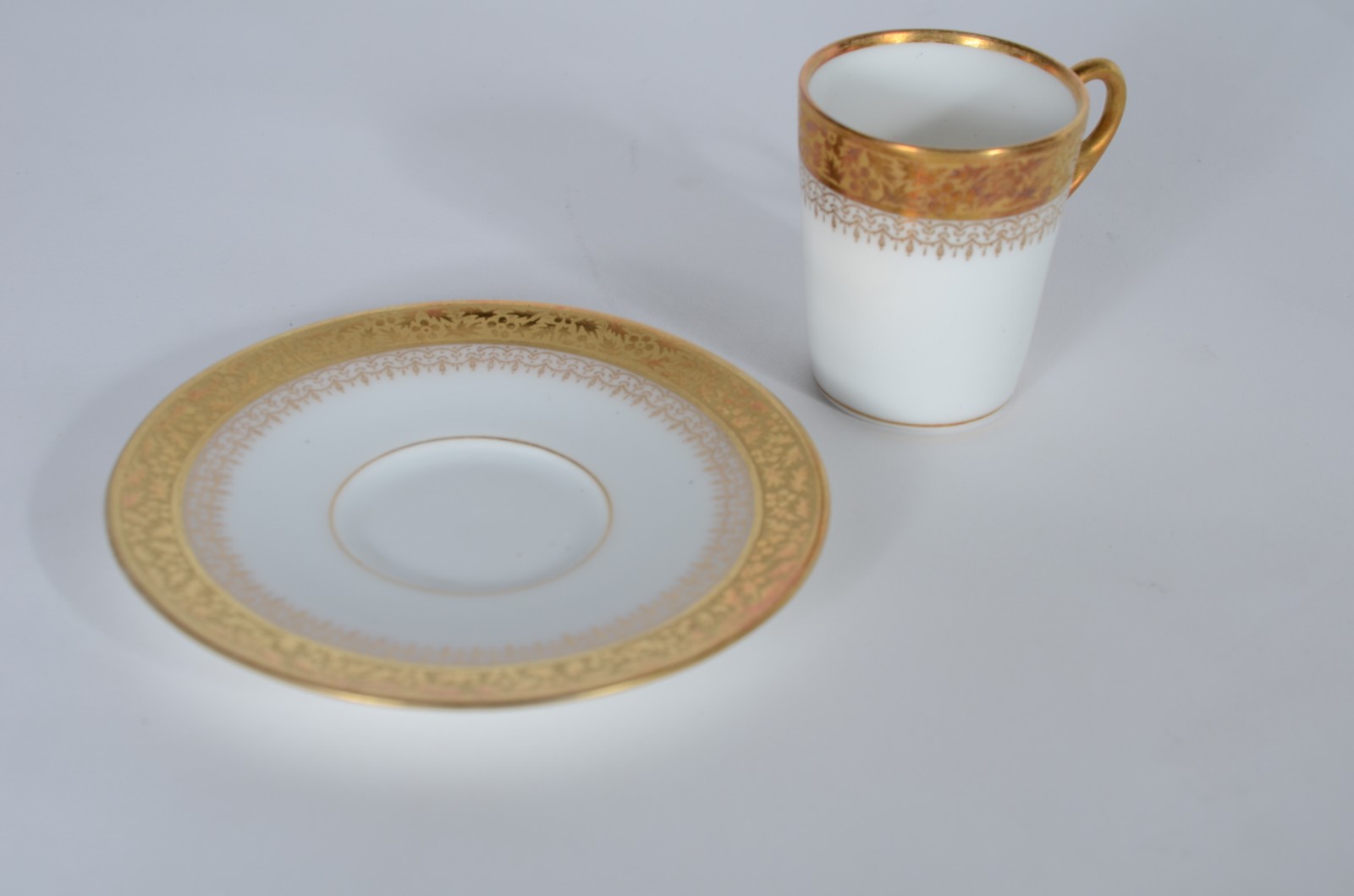 Conjunto com 12 xícaras com pires de porcelana francesa. - foto 5 de 7