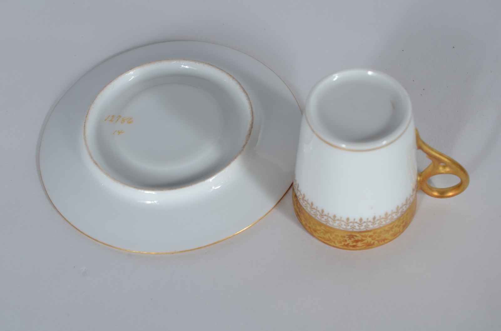 Conjunto com 12 xícaras com pires de porcelana francesa. - foto 6 de 7