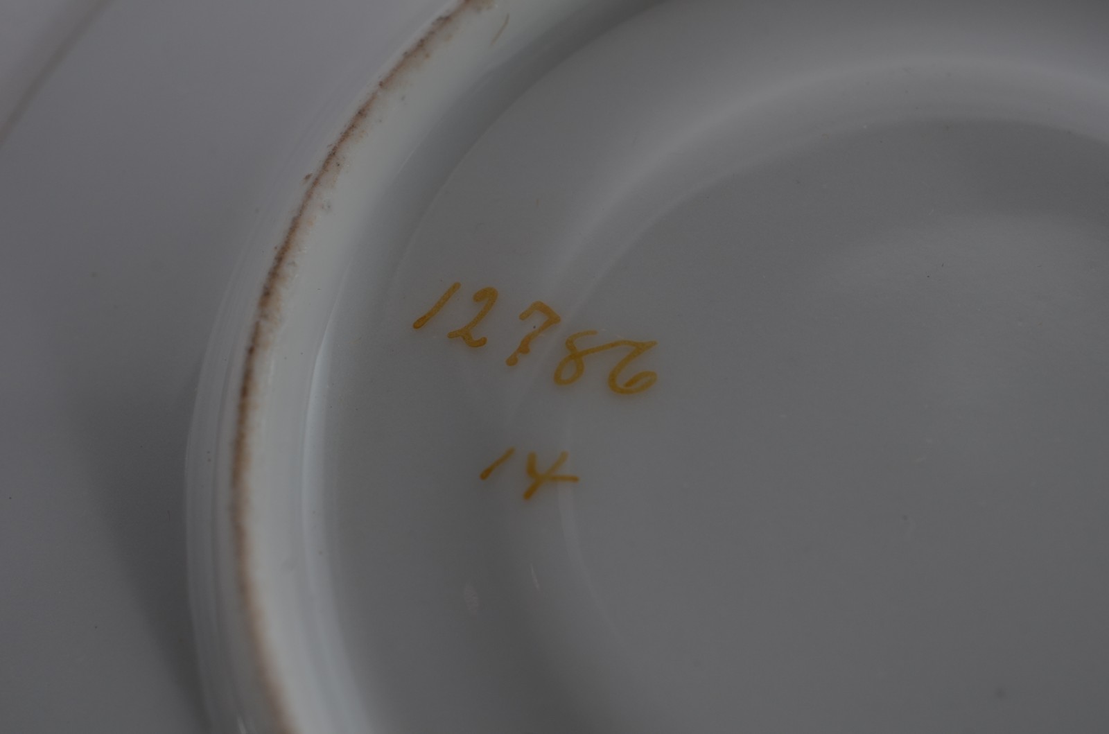 Conjunto com 12 xícaras com pires de porcelana francesa. - foto 7 de 7