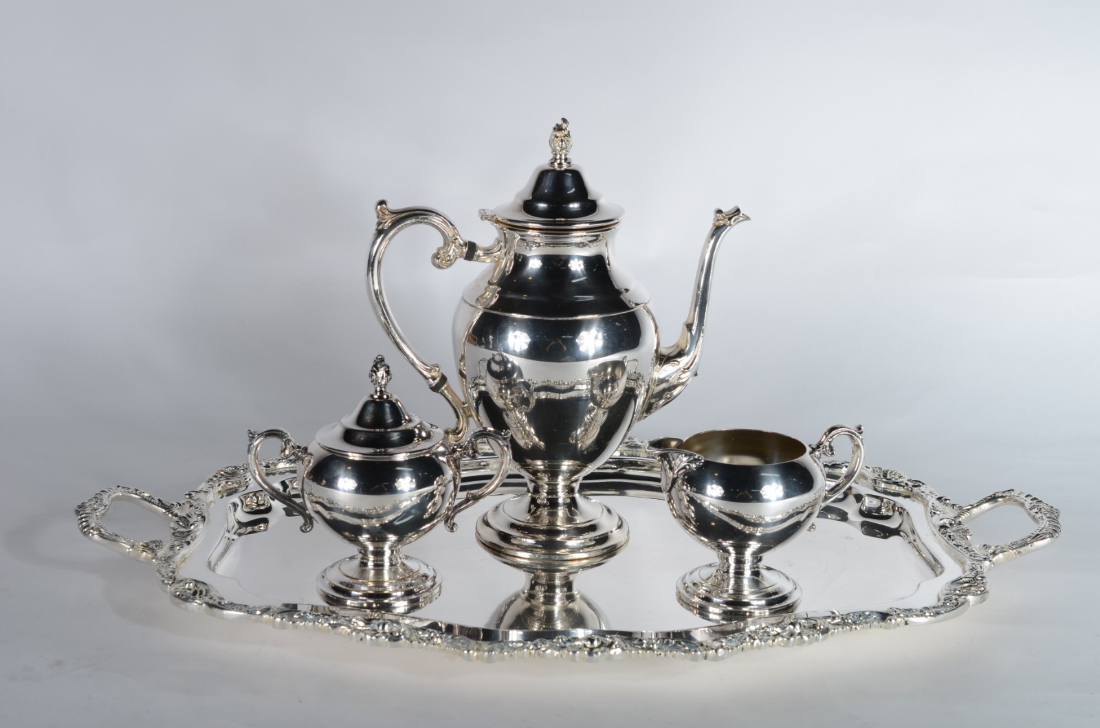 Baixela de chá e café de metal prateado W.M.Rogers, composto de... - foto 1 de 10