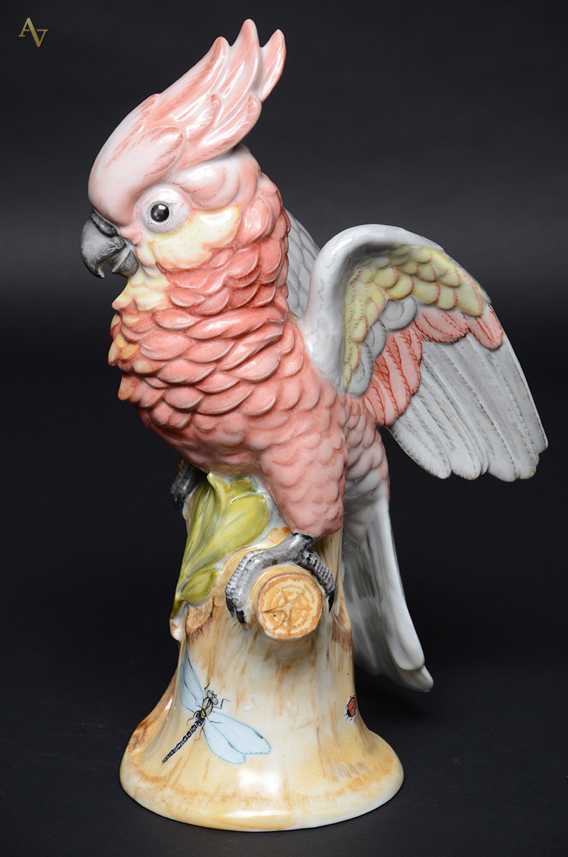 Escultura em porcelana alemã dos anos 40 representando cacatua... - foto 2 de 2