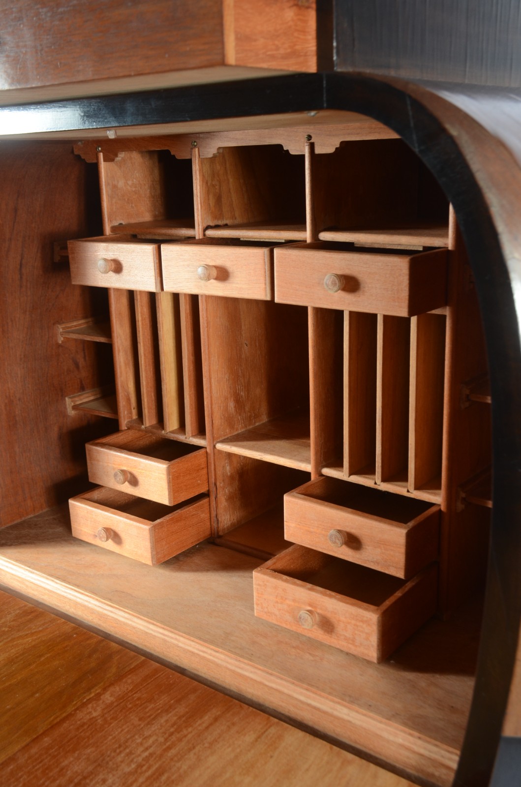 Cômoda papeleira, estilo Art Deco, tampo articulado com escaninhos e... - foto 6 de 11