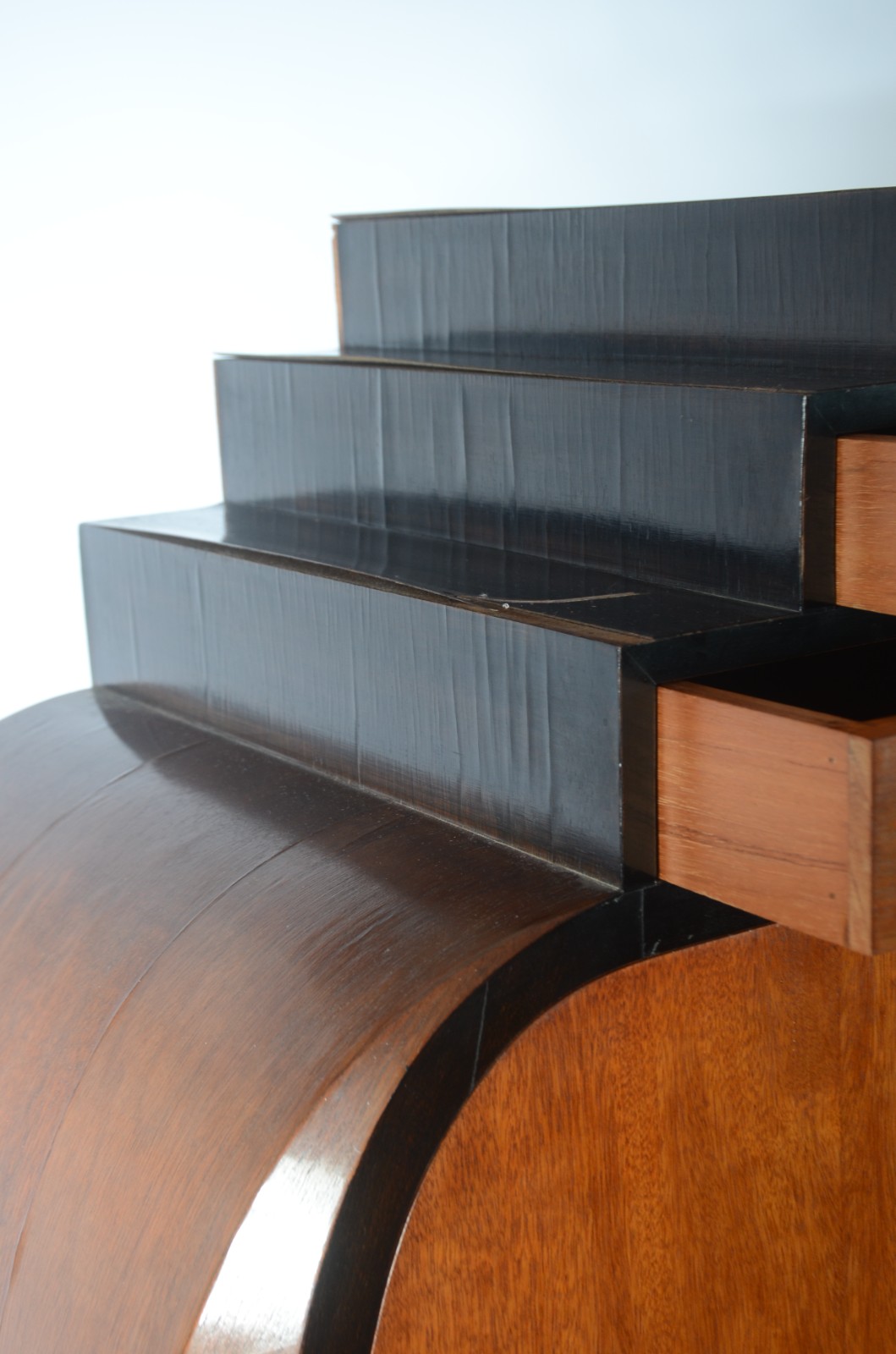 Cômoda papeleira, estilo Art Deco, tampo articulado com escaninhos e... - foto 8 de 11