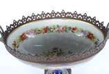 Elegante fruteira de porcelana francesa azul co... - Elegante fruteira de porcelana francesa azul cobalto com cena romântica e paisagem em policromia, realces dourados, parte interna com flores, gu...