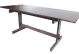 Mesa de jantar laminada de jacarandá, tampo ret... - Mesa de jantar laminada de jacarandá, tampo retangular com tábua extensora ( 40 cm x 85 cm), pernas retas ligadas por trave inferior. Falhas no ...