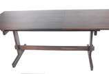 Mesa de jantar laminada de jacarandá, tampo ret... - Mesa de jantar laminada de jacarandá, tampo retangular com tábua extensora ( 40 cm x 85 cm), pernas retas ligadas por trave inferior. Falhas no ...