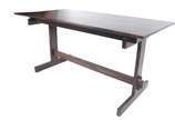 Mesa de jantar laminada de jacarandá, tampo ret... - Mesa de jantar laminada de jacarandá, tampo retangular com tábua extensora ( 40 cm x 85 cm), pernas retas ligadas por trave inferior. Falhas no ...