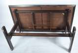 Mesa de jantar laminada de jacarandá, tampo ret... - Mesa de jantar laminada de jacarandá, tampo retangular com tábua extensora ( 40 cm x 85 cm), pernas retas ligadas por trave inferior. Falhas no ...
