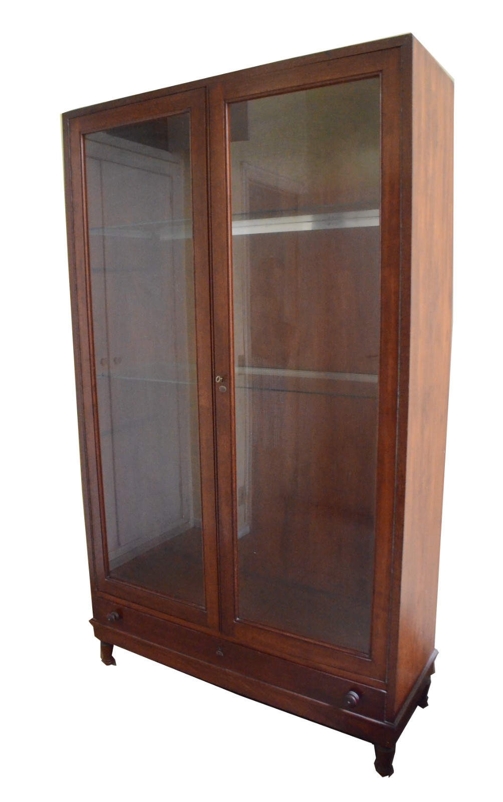 Móvel vitrine de madeira nobre com 2 portas de vidro, prateleiras... - foto 1 de 7