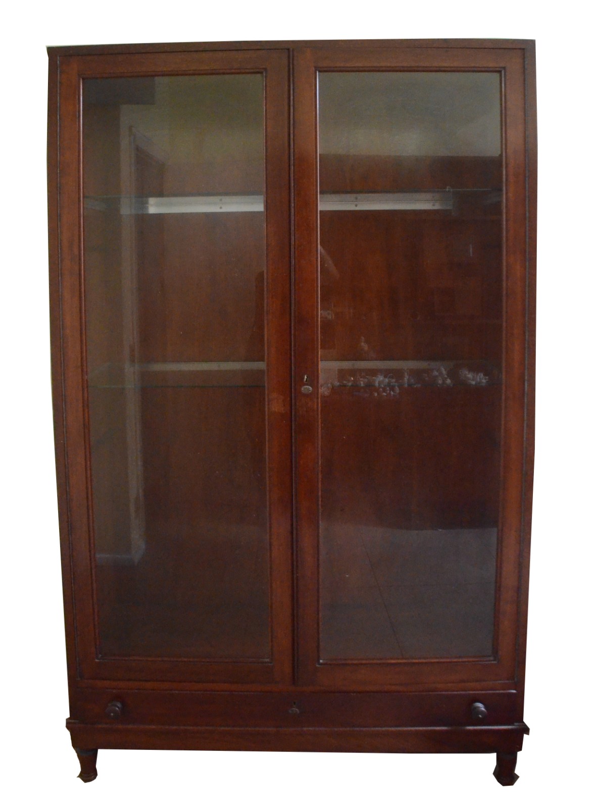 Móvel vitrine de madeira nobre com 2 portas de vidro, prateleiras... - foto 2 de 7