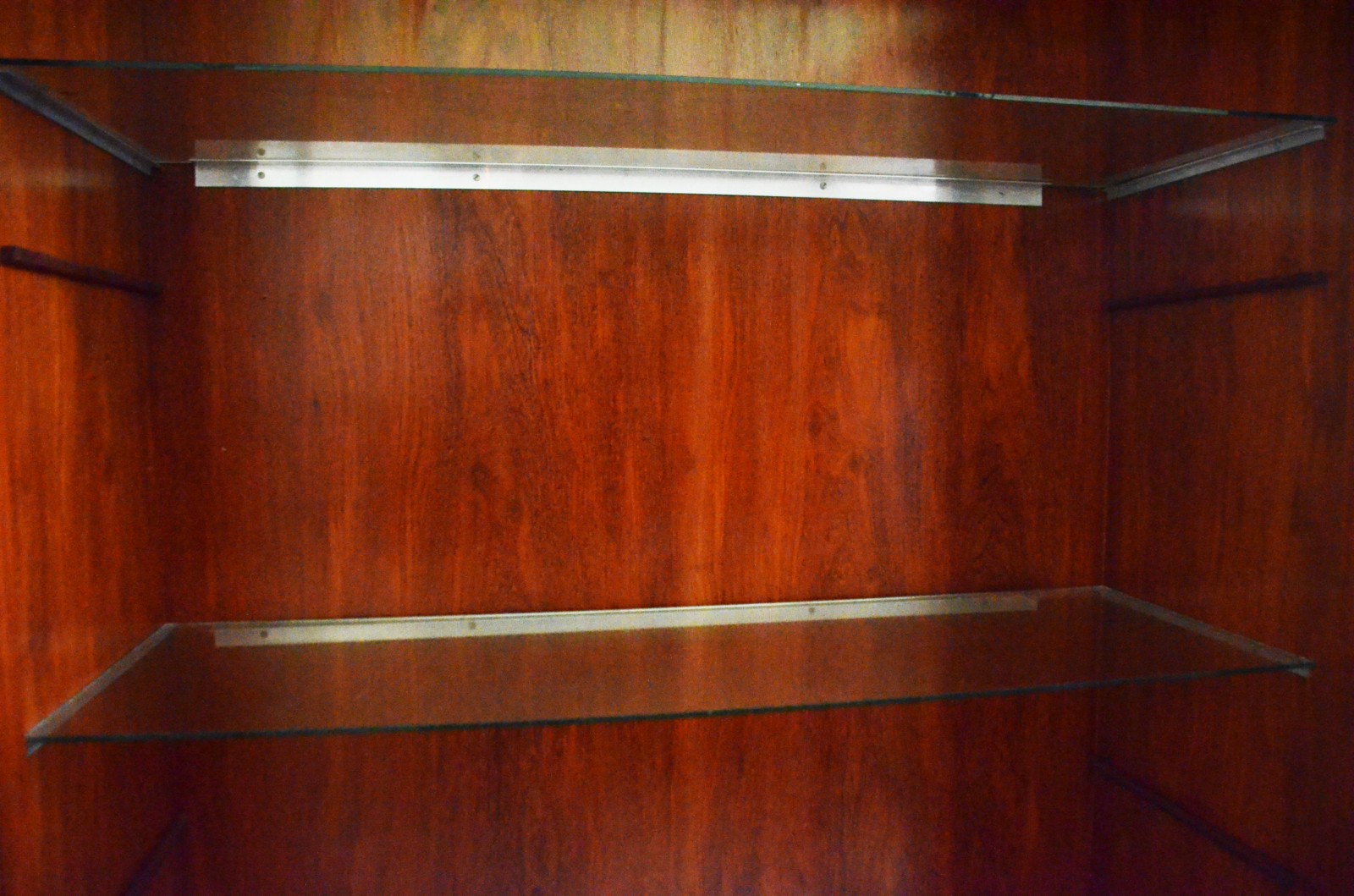 Móvel vitrine de madeira nobre com 2 portas de vidro, prateleiras... - foto 4 de 7