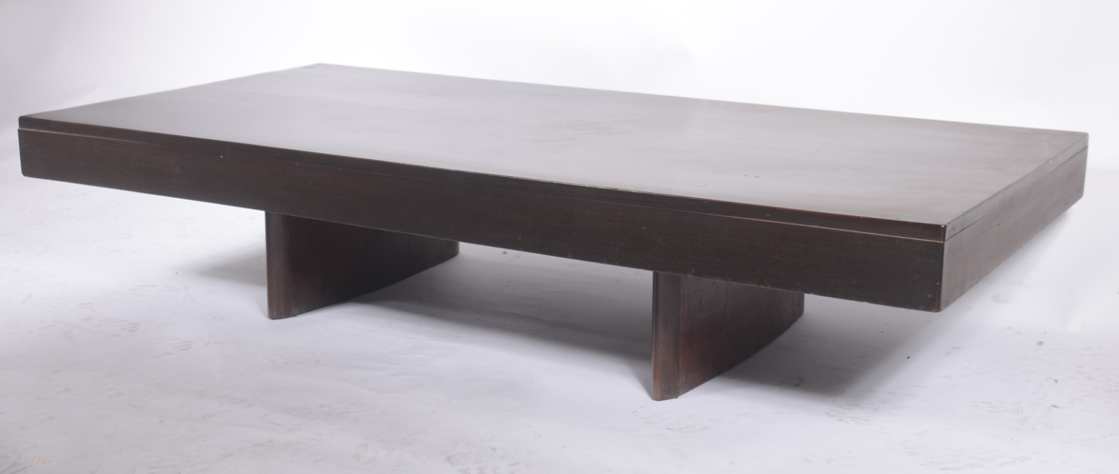 Mesa de centro de madeira nobre laminada, tampo retangular apoiado em... - foto 1 de 5