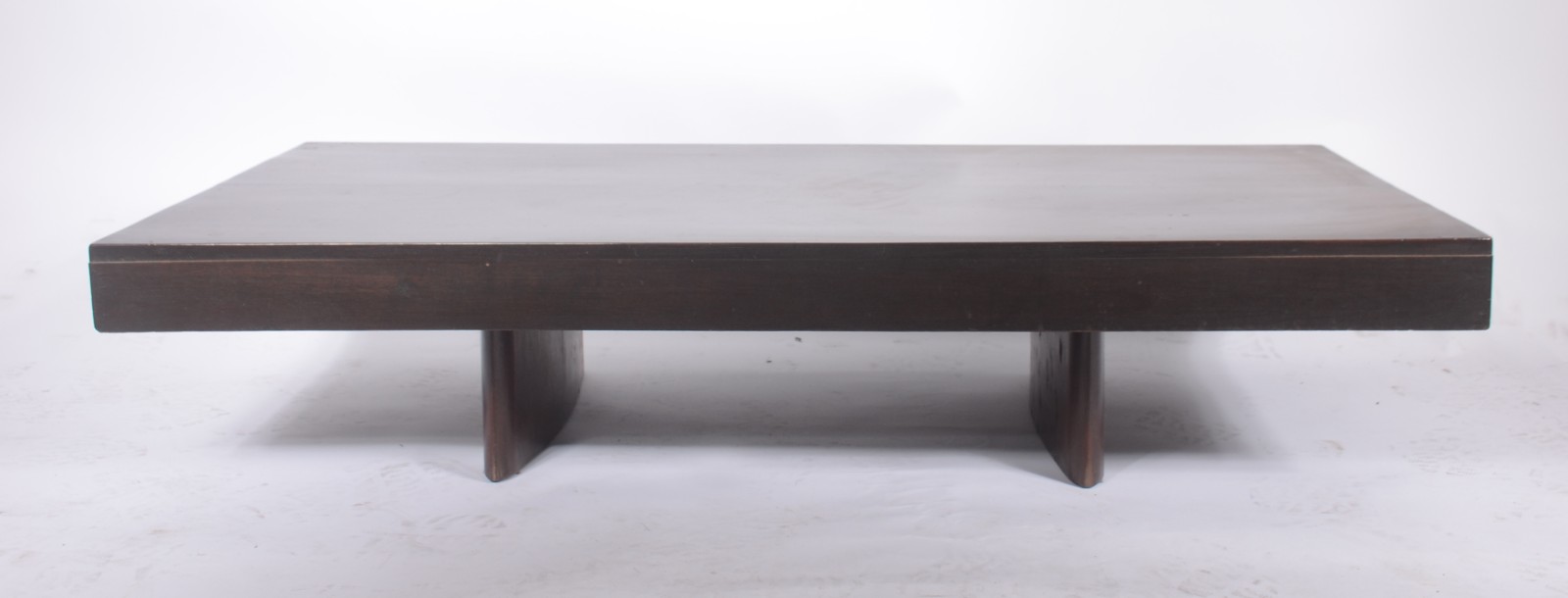 Mesa de centro de madeira nobre laminada, tampo retangular apoiado em... - foto 2 de 5