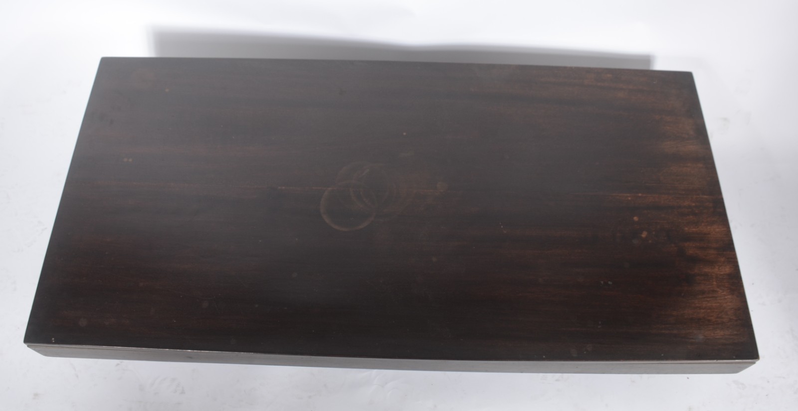 Mesa de centro de madeira nobre laminada, tampo retangular apoiado em... - foto 3 de 5