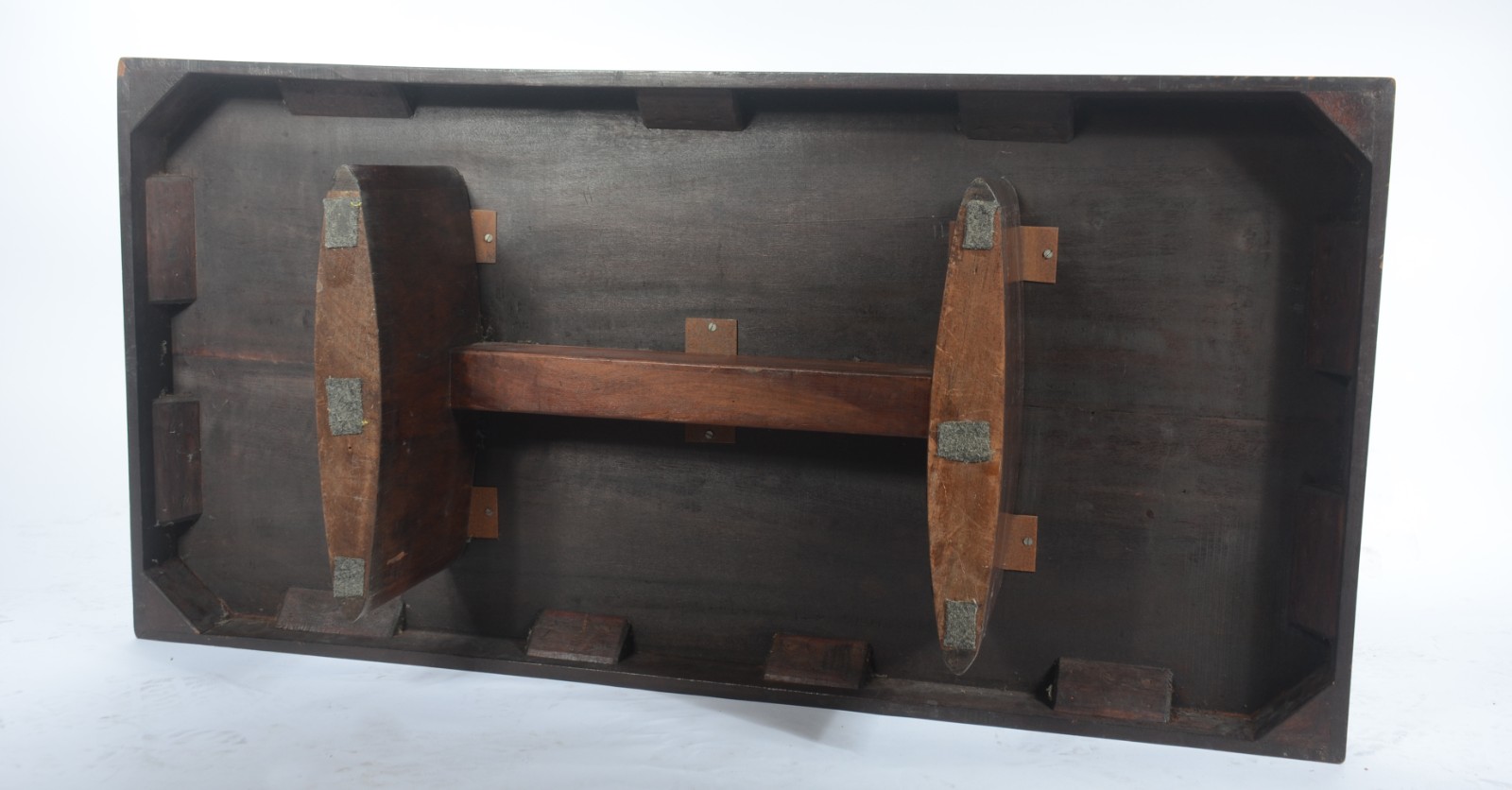 Mesa de centro de madeira nobre laminada, tampo retangular apoiado em... - foto 5 de 5