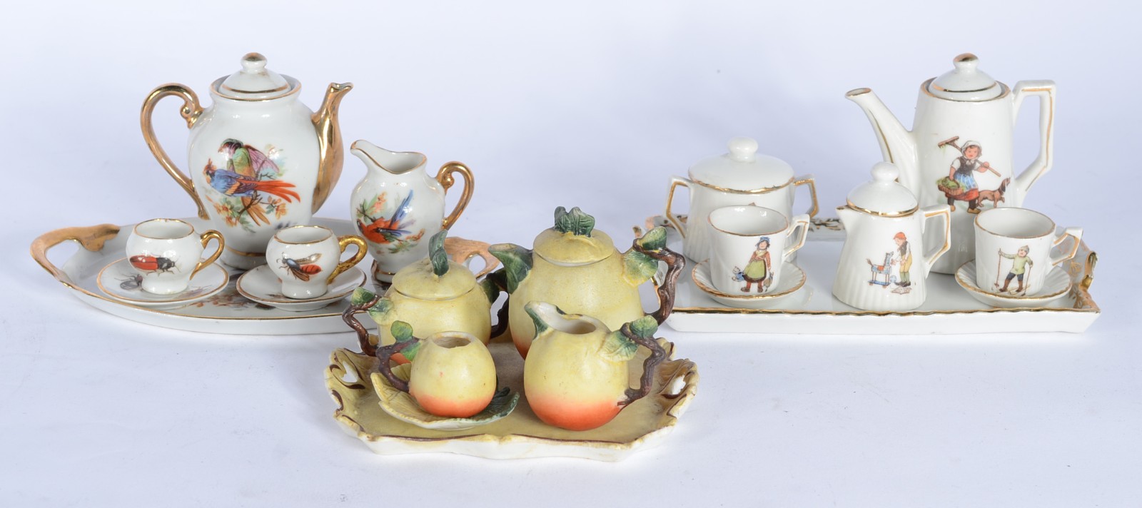 Três conjuntos de tete a tete em miniaturas de porcelana no total de... - foto 1 de 11