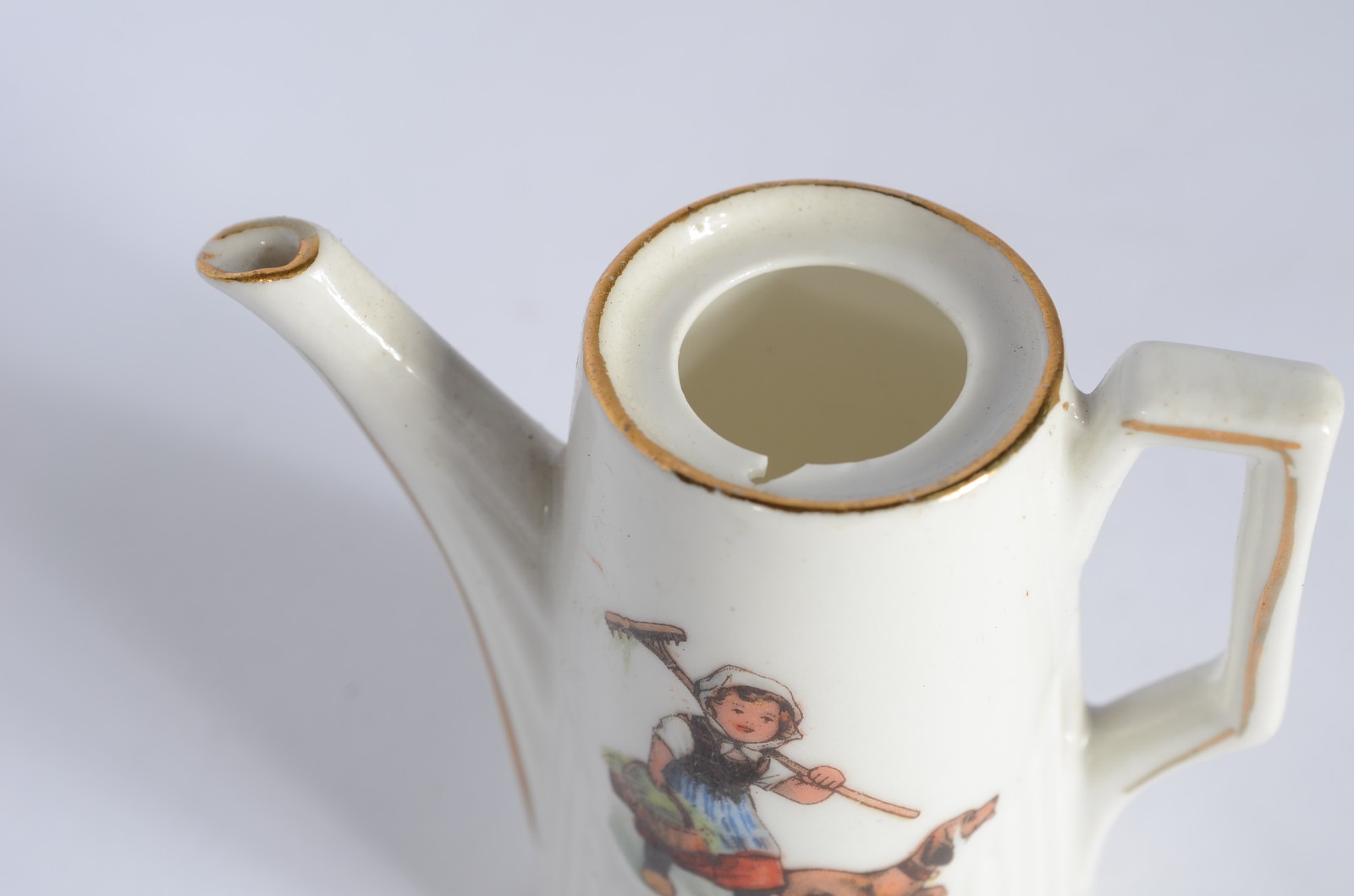 Três conjuntos de tete a tete em miniaturas de porcelana no total de... - foto 7 de 11