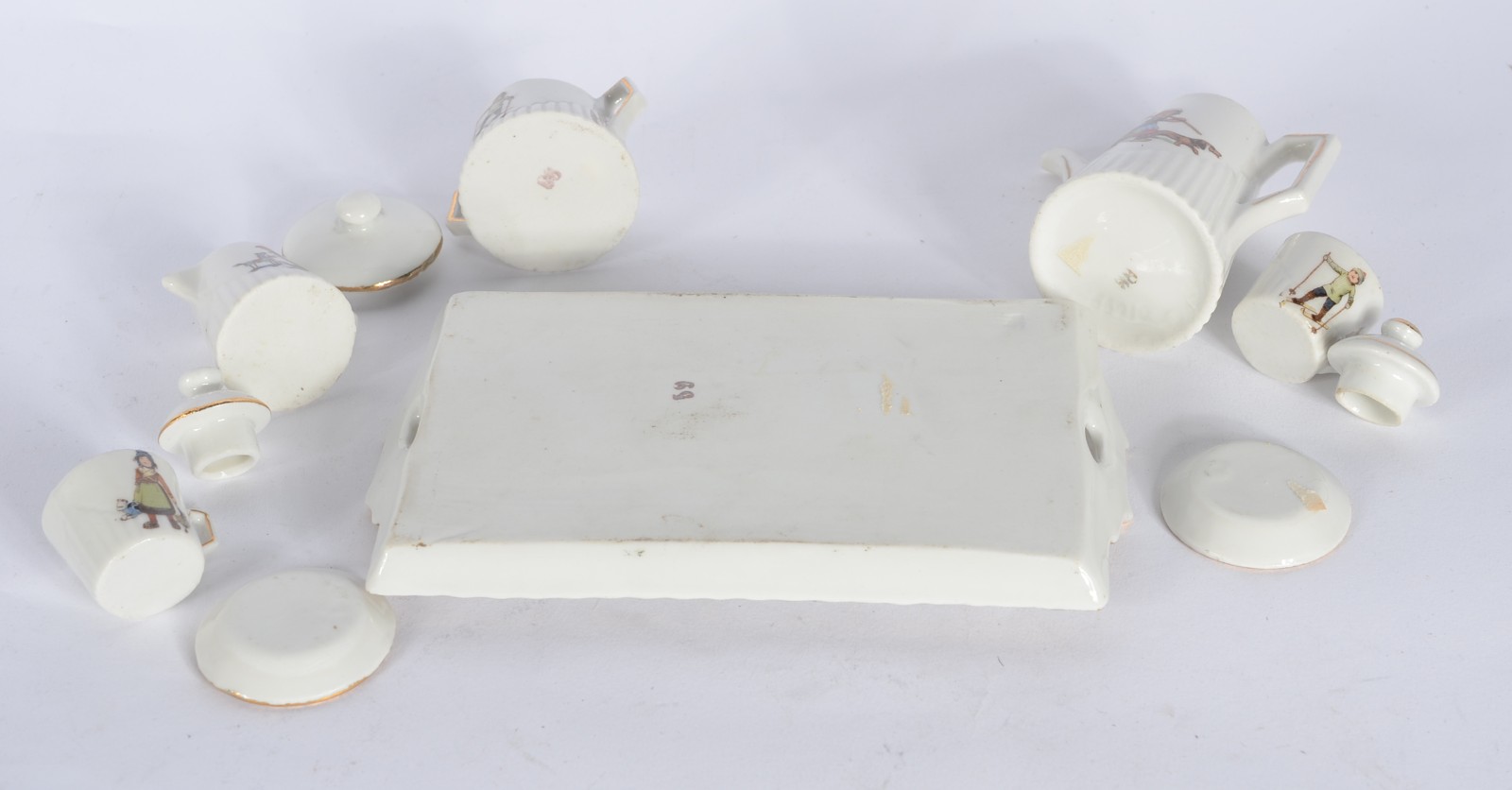 Três conjuntos de tete a tete em miniaturas de porcelana no total de... - foto 8 de 11