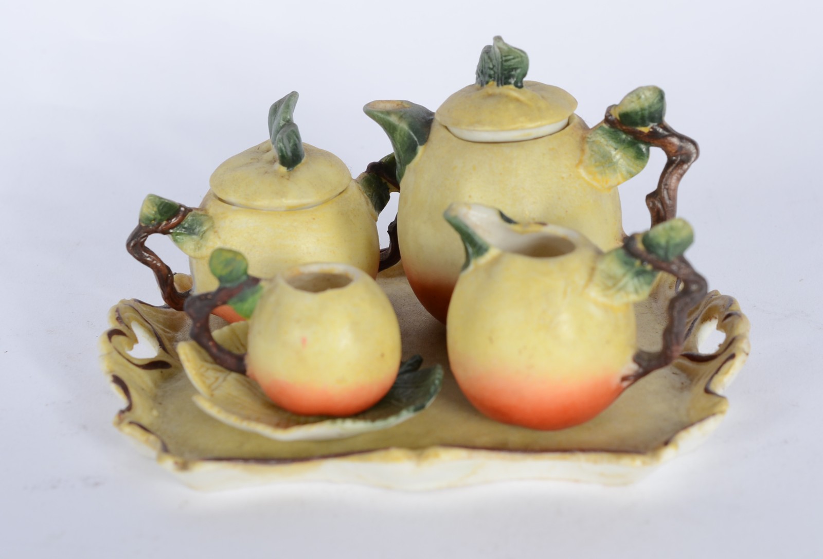 Três conjuntos de tete a tete em miniaturas de porcelana no total de... - foto 9 de 11
