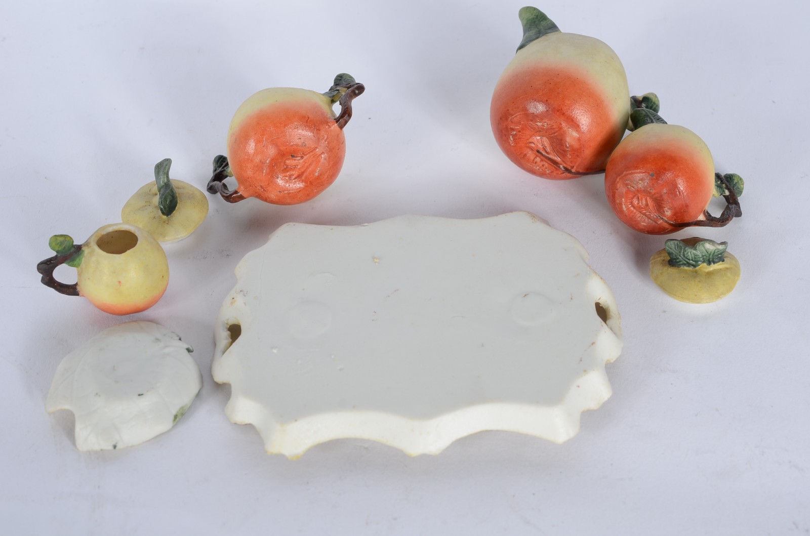 Três conjuntos de tete a tete em miniaturas de porcelana no total de... - foto 11 de 11