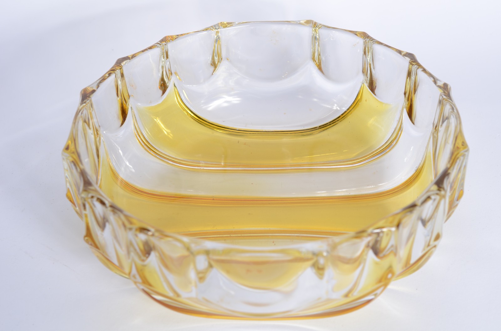 Três peças de vidro, sendo: cinzeiro e 2 bowls. - foto 6 de 10