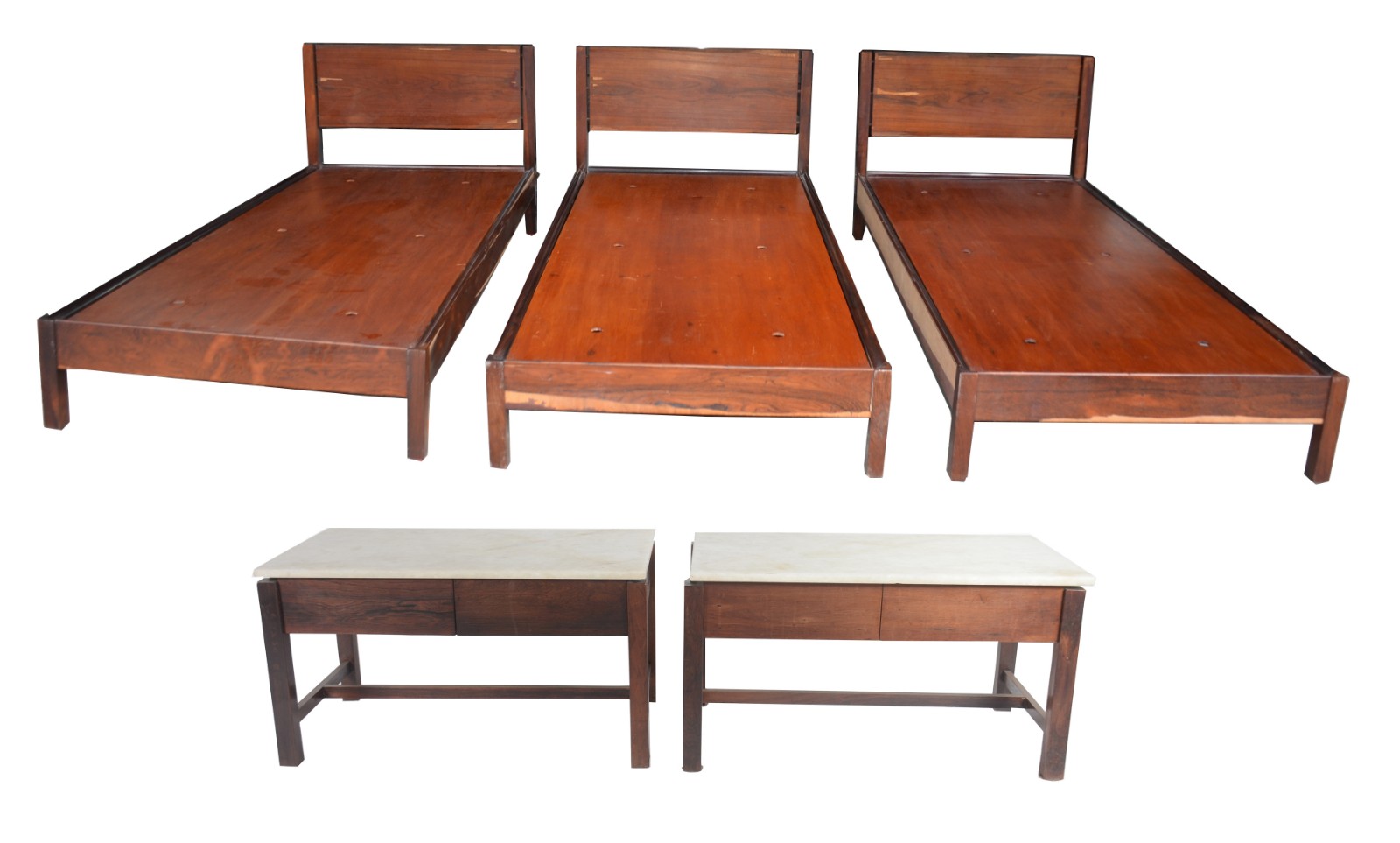 Conjunto com 3 camas de solteiro e par de mesinhas laterais com... - foto 2 de 11