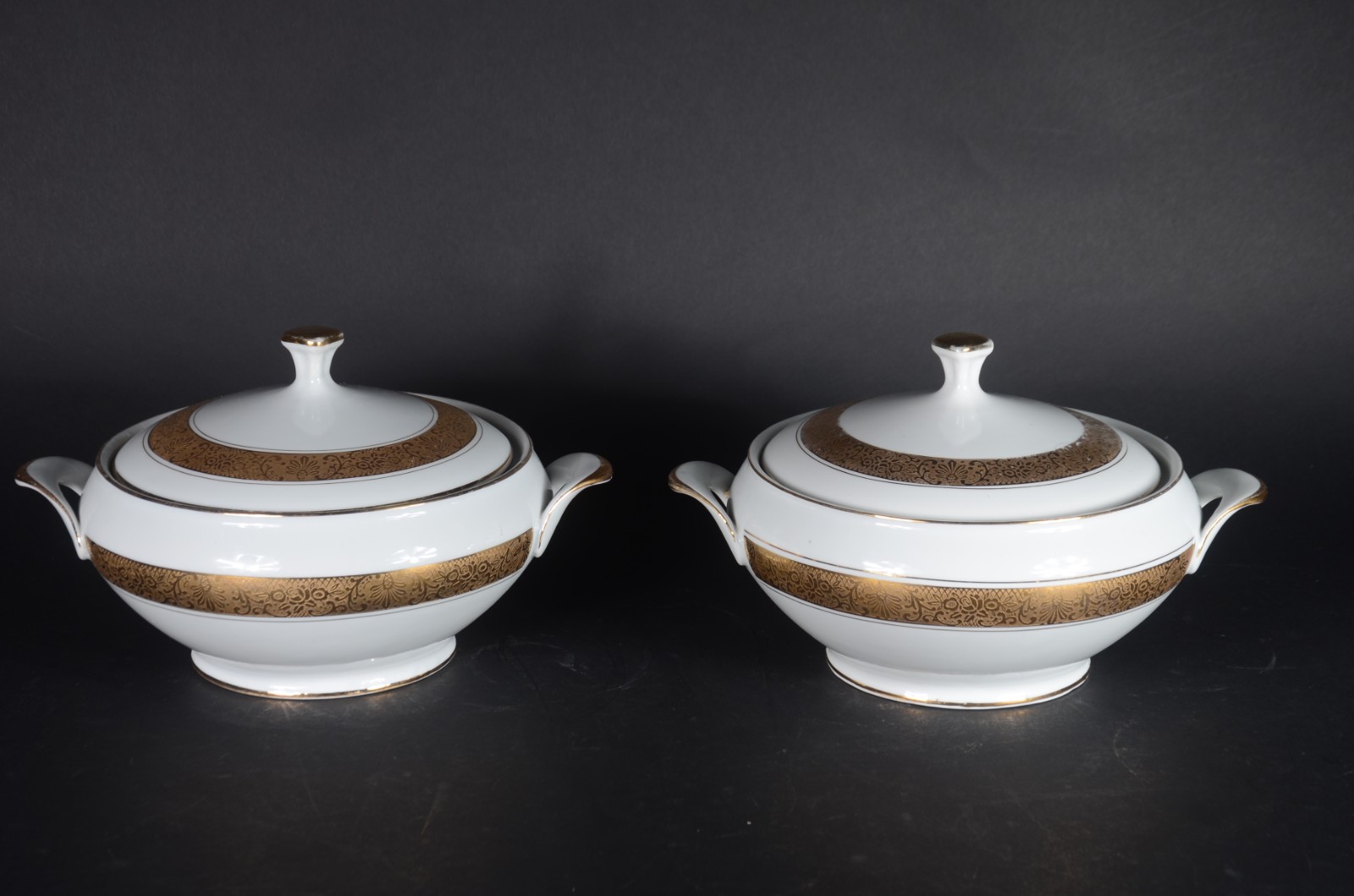 Serviço de jantar de porcelana Mauá, branca com friso dourado... - foto 2 de 11