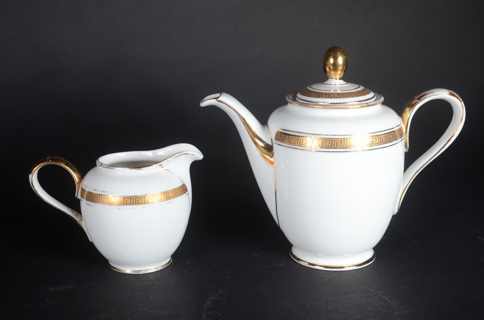 Serviço de jantar de porcelana Mauá, branca com friso dourado... - foto 3 de 11