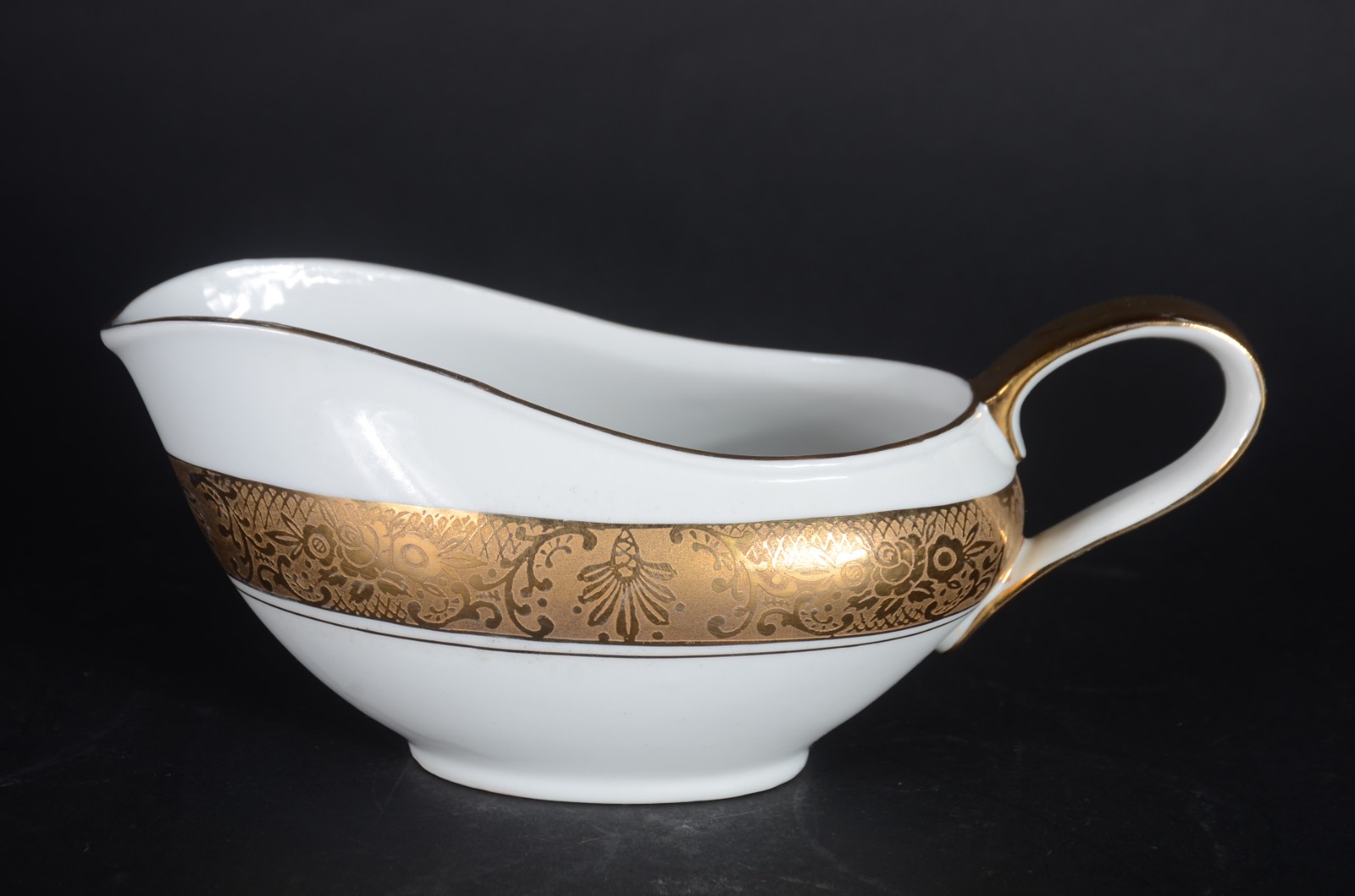 Serviço de jantar de porcelana Mauá, branca com friso dourado... - foto 4 de 11