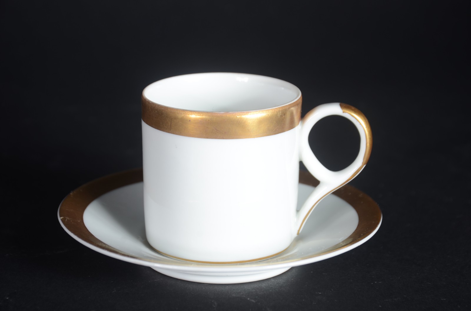 Serviço de jantar de porcelana Mauá, branca com friso dourado... - foto 5 de 11
