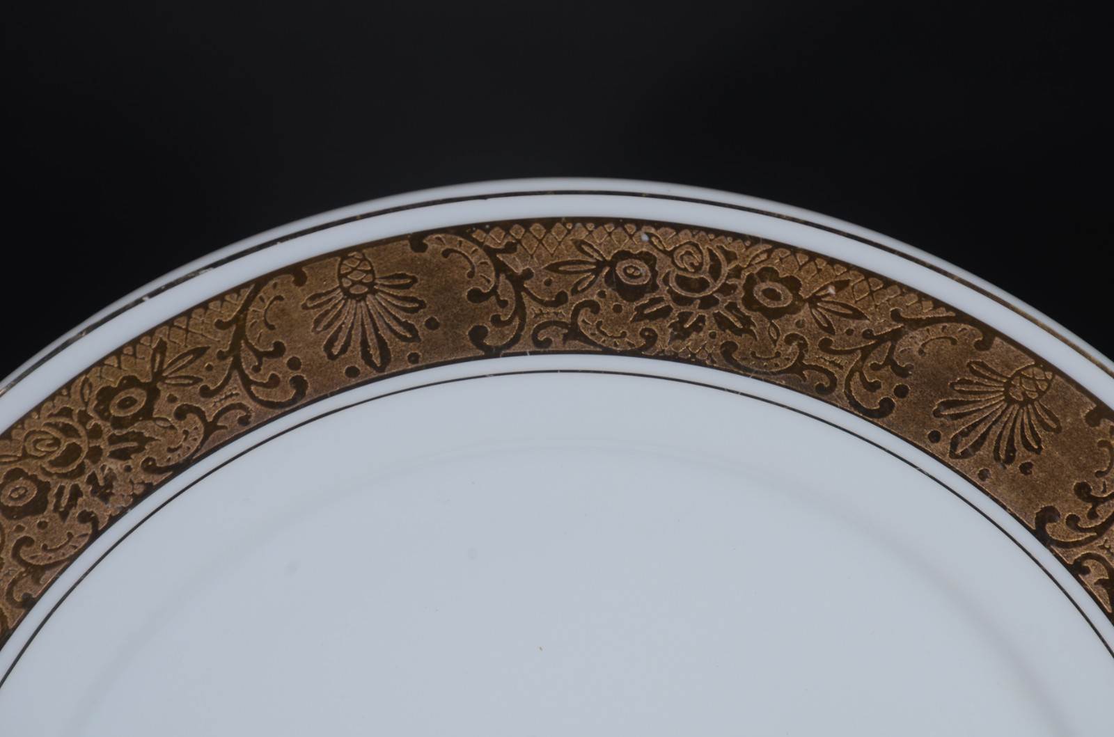 Serviço de jantar de porcelana Mauá, branca com friso dourado... - foto 6 de 11