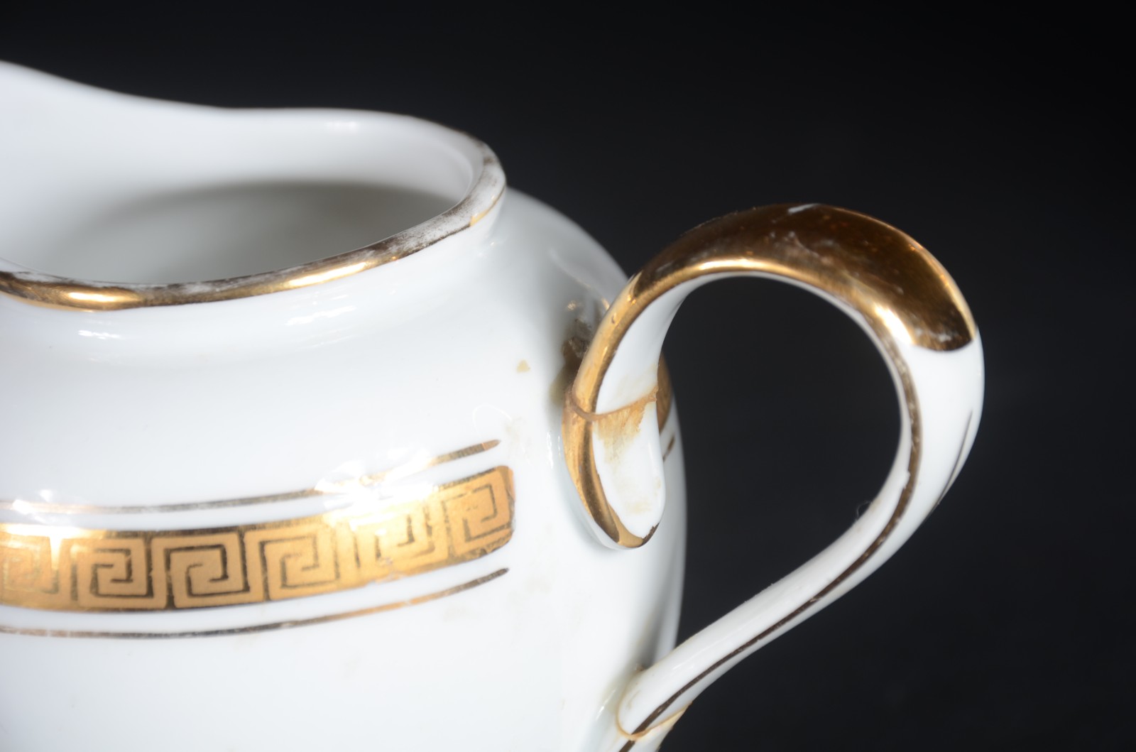 Serviço de jantar de porcelana Mauá, branca com friso dourado... - foto 7 de 11