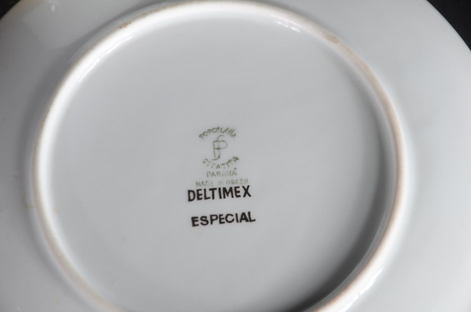 Serviço de jantar de porcelana Mauá, branca com friso dourado... - foto 8 de 11