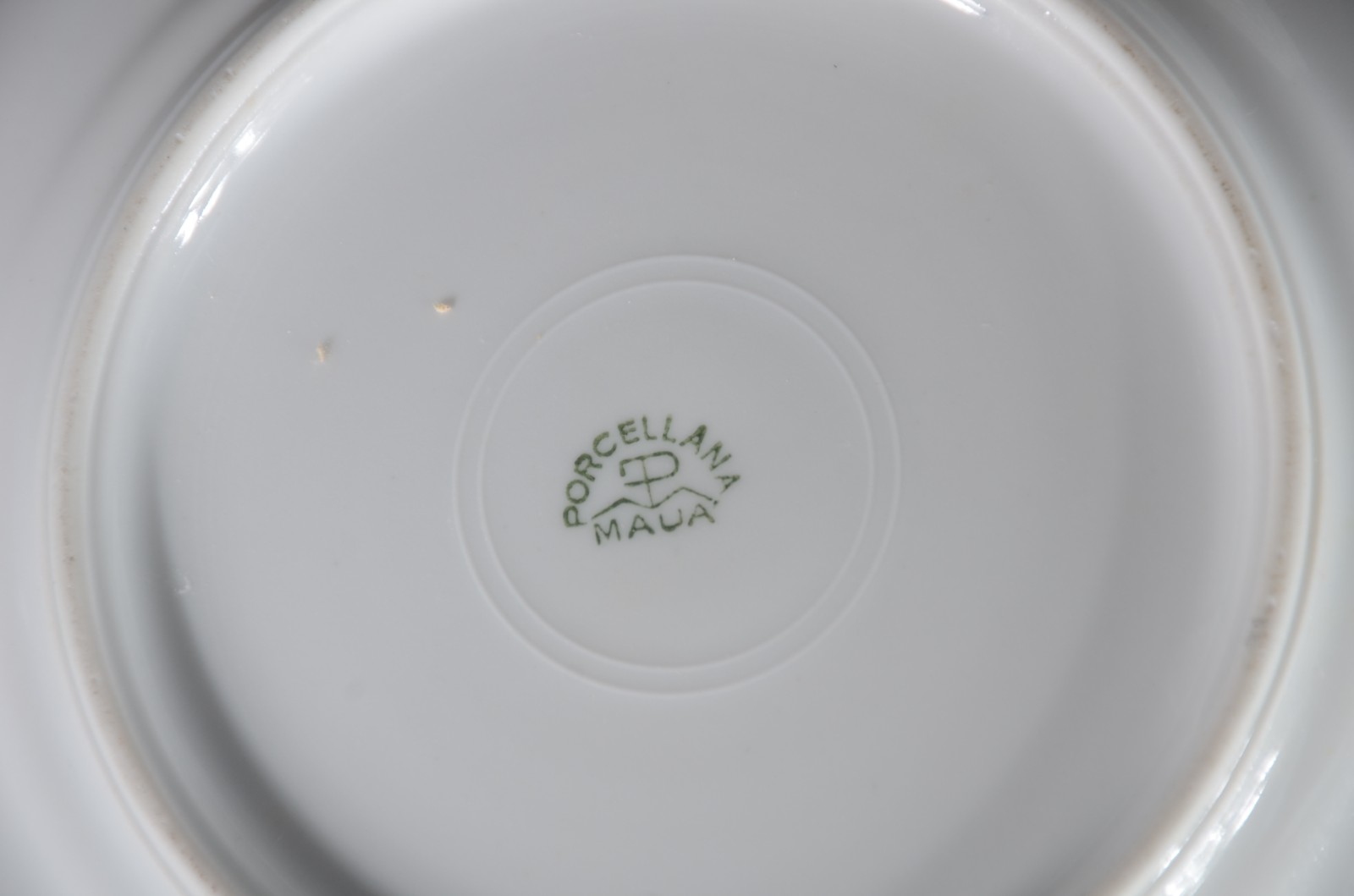 Serviço de jantar de porcelana Mauá, branca com friso dourado... - foto 10 de 11