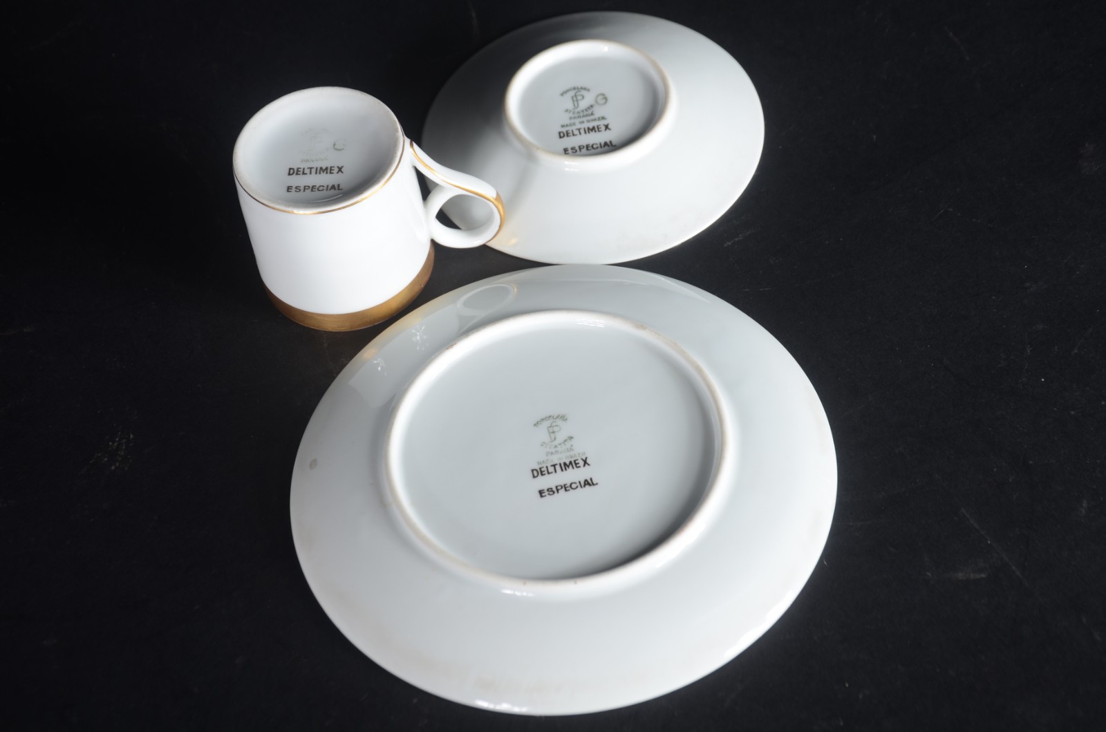 Serviço de jantar de porcelana Mauá, branca com friso dourado... - foto 11 de 11