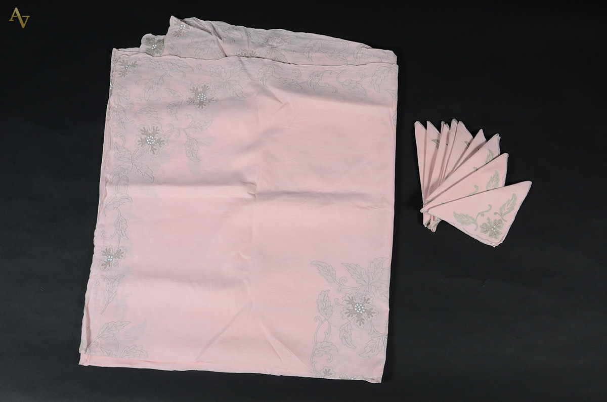 Toalha de mesa de linho na cor rosa com bordados, acompanham 12...