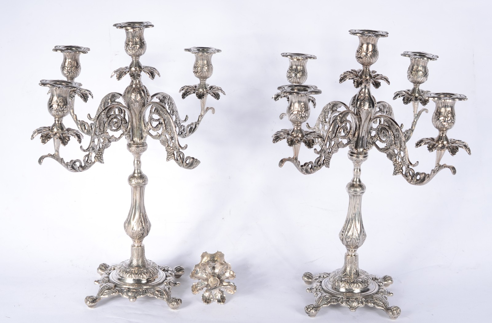Par de candelabros de prata contraste 833 mls, para 5 velas cada... - foto 1 de 11