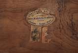 Caixa porta jóias de madeira nobre com marquete... - Caixa porta jóias de madeira nobre com marqueterie e paisagem do Paraná feita com asas de borboleta. Desgastes.