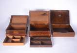 Cinco caixas de madeira de diversos formatos e ... - Cinco caixas de madeira de diversos formatos e procedências.