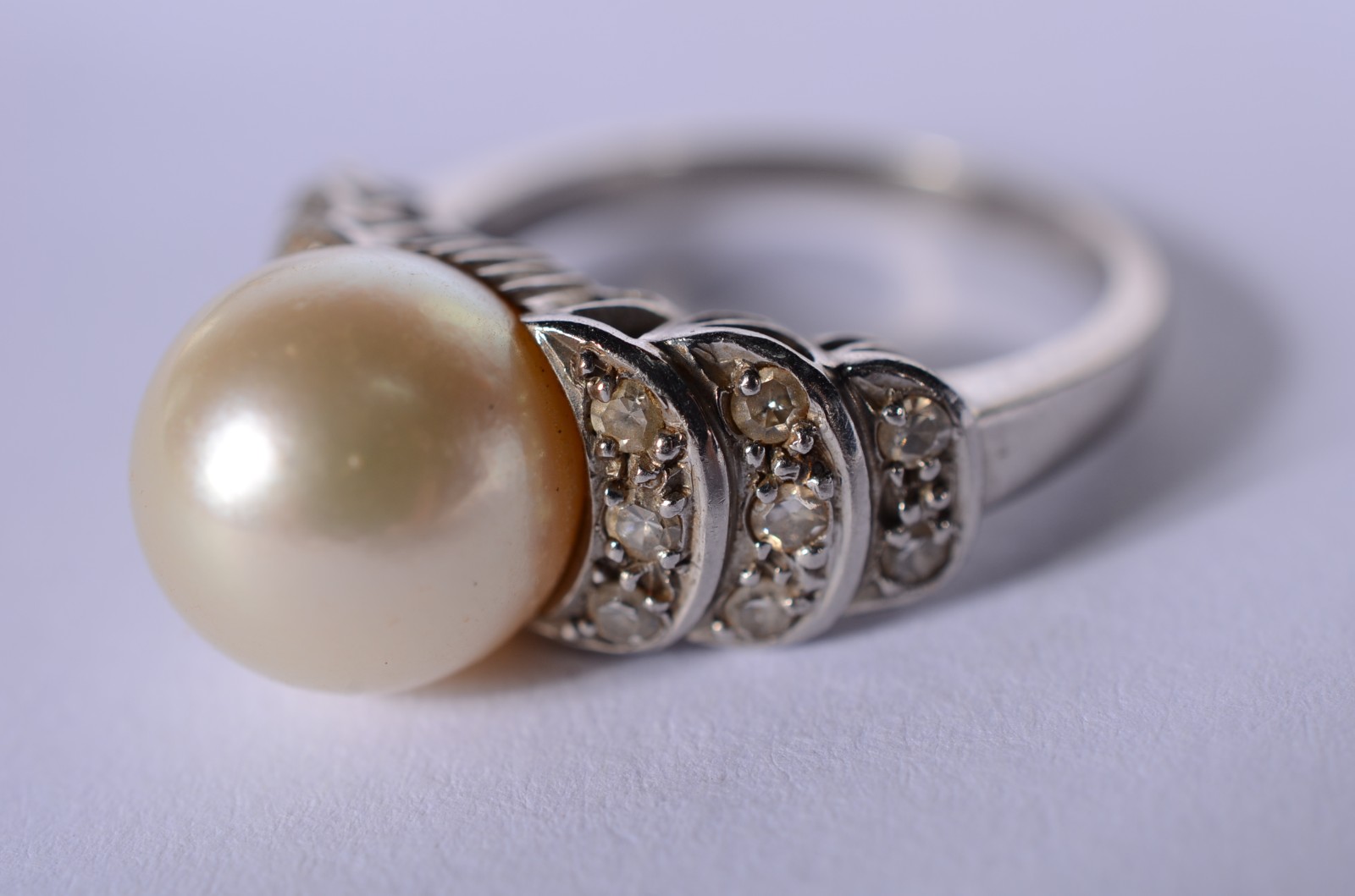 Anel de platina com pérola e mini brilhantes, aro 11. (Por motivos de... - foto 2 de 6
