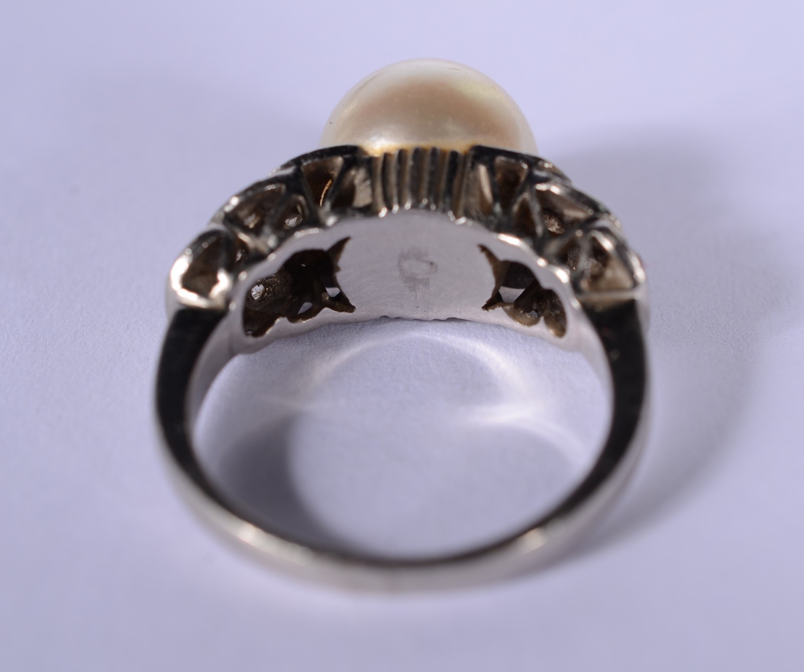 Anel de platina com pérola e mini brilhantes, aro 11. (Por motivos de... - foto 4 de 6