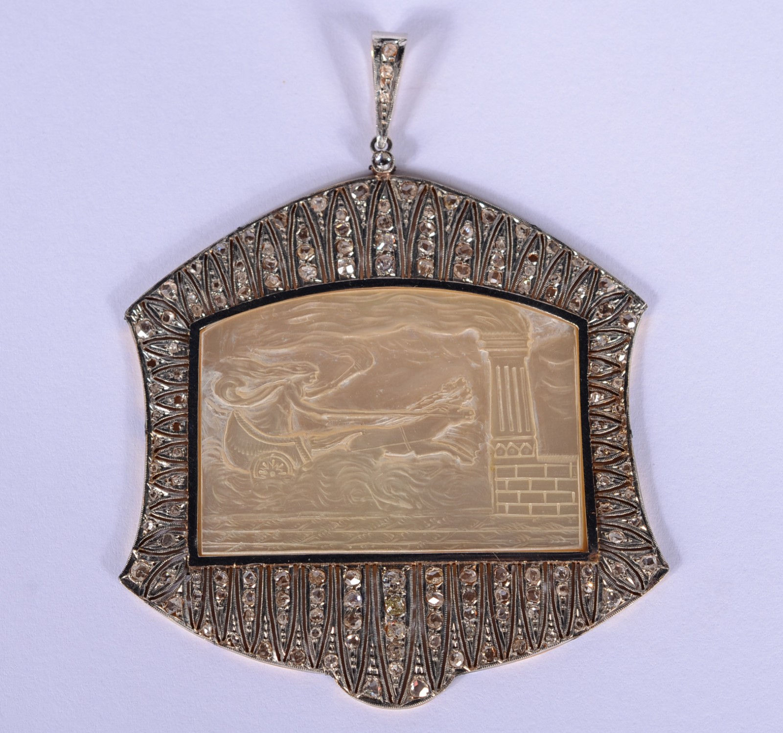 Pendente de madrepérola com figura de "biga" romana, moldura de... - foto 1 de 8