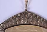 Pendente de madrepérola com figura de "biga" ro... - Pendente de madrepérola com figura de "biga" romana,  moldura de platina e ouro 18 k. cravejado com brilhantes.  (Por motivos de segurança a peç...