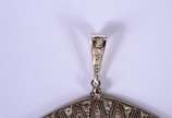 Pendente de madrepérola com figura de "biga" ro... - Pendente de madrepérola com figura de "biga" romana,  moldura de platina e ouro 18 k. cravejado com brilhantes.  (Por motivos de segurança a peç...