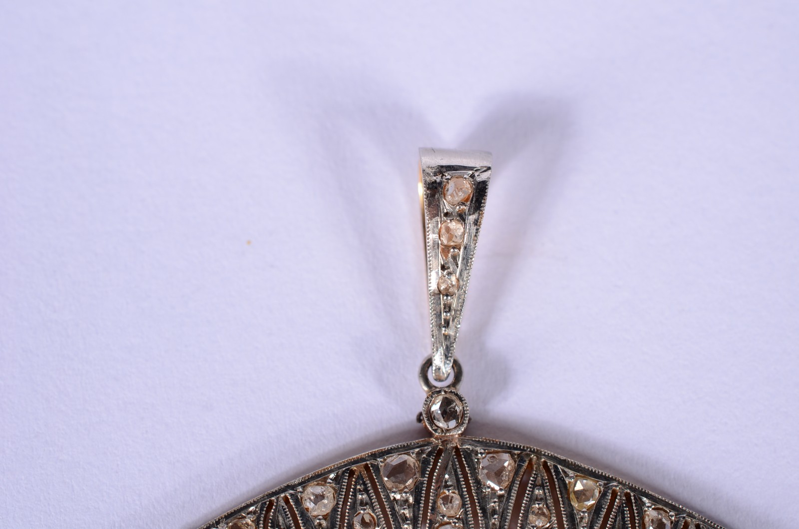 Pendente de madrepérola com figura de "biga" romana, moldura de... - foto 4 de 8